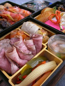 おせち通販を有名ホテル料亭の地域別、和風、洋風、何人前などのおせち通販カテゴリ別に分類、比較してみました。毎年おせち選びに込まれる方へ、お役に立当てれば幸いです。
