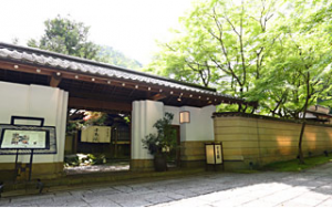 京都しょうざんの料亭千寿閣のおせちは、和の重、洋の重、中華の重と三段にわかれたおせち、冷蔵で全国宅配、解凍不要の手間いらずの宅配おせち通販です。京都しょうざん千寿閣のおせちの口コミをまとめています。千寿閣外観しょうざん京都料亭