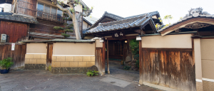 大阪八尾に創業150年を誇る老舗料亭山徳のおせちは、純粋に日本料理で新年を迎えたい方におすすめのおせちです。山徳、八尾の日本料亭の絶品おせちは、冷蔵庫に24時間入れておくだけ、簡単解凍で全国宅配の冷凍おせち通販です。山徳八尾大阪料亭日本料理おせち外観