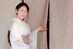 金沢おせち料亭通販予約イメージ女性画像600